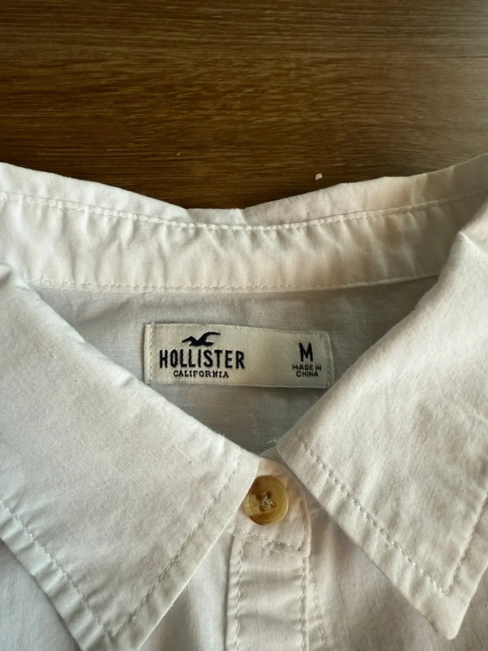 Hollister Women's White Long-Sleeve Button-Down Shirt - Picture 2 of 6